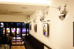 도심 야경이 담긴 갤러리풍 모던 카페 인테리어